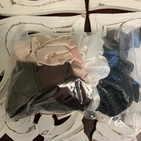 Bundle of 5 Oversized Scrunchies Black, Champagne Gold, White, and Pink NIB - Picture 3 of 10